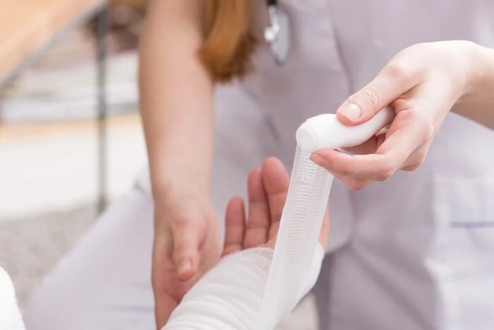 Mit einer Zusatzkrankenversicherung erhalten Sie auch in den Abendstunden oder am Wochende rasche medizinische Versorgung