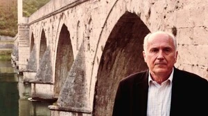 Valentin Inzko vor der berühmten Brücke über die Drina in Višegrad 