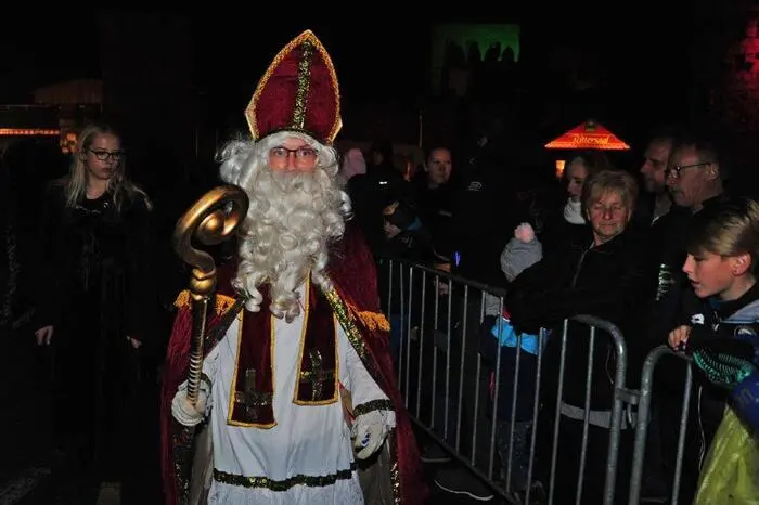 Für Freude sorgte der eine oder andere Nikolaus, hatte er doch für die Kleinen Süßigkeiten im Gepäck.
