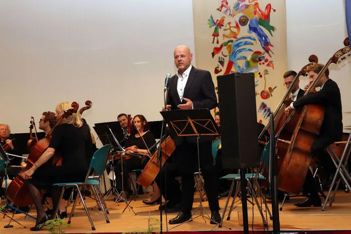 Mit sehr viel Fachwissen moderierte Jörg-Martin Willnauer den musikalischen Frühsommer Auftakt am Ossiacher See.