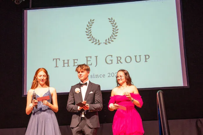 Elena Bugelnig, Lea Fleißner, Magdalena Girstmair, Pauline Kirschner, Mathias Lukasser, Marie Rohracher, Max Rohracher, Pia Sair und Clemens Stocker bildeten das Ballkomitee – verstärkt wurden sie von den Elternvertretern Susanne Sair, Roland Hausberger und Irene Fleißner.