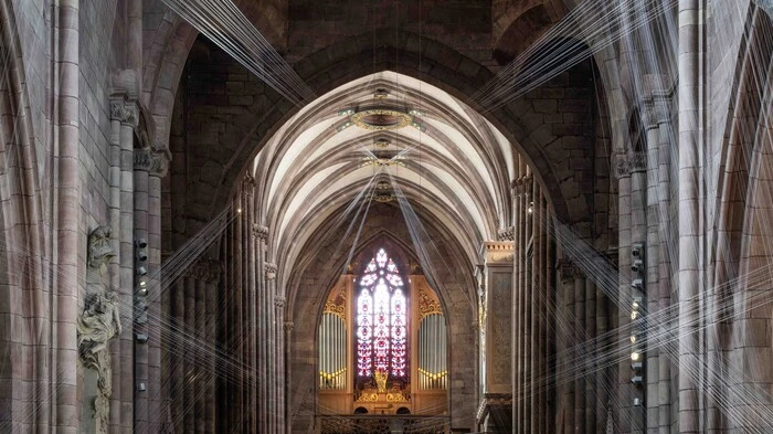 Licht wird durch die Kunstinstallation von Elke Maier im Freiburger Münster sichtbar