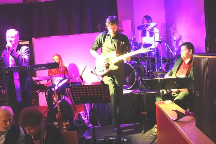 Übrigens: Für die schwungvolle Hofmusik sorgten „Heli & Friends“. 