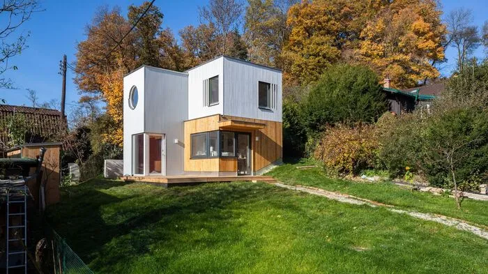 Die 42 Quadratmeter große Mini-Villa, die in einer Kleingartensiedlung in Pötzleinsdorf zu finden ist, erscheint von außen relativ zurückhaltend, während im Innenraum mit kräftigen Farben gespielt wird – ein Balanceakt.