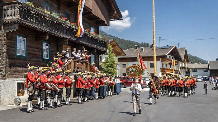 Die Musikerinnen und Musiker marschieren am Dorfplatz ein