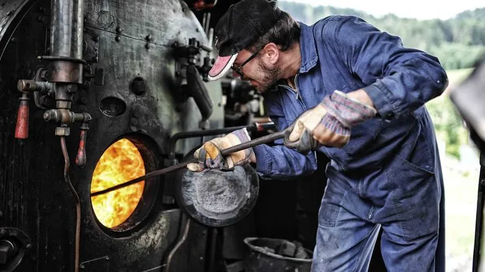 Der Betrieb der Gurktalbahn funktioniert mit Handarbeit, Kohle und viel Dampf.