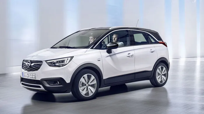 Mit seiner Länge von 4,21 Metern ist der Opel Crossland X unter dem Kompaktsegment angesiedelt, aber das in Kontrastfarben lackierte Dach streckt ihn optisch in die Länge. In der Breite misst er 1,77 Meter, die Höhe liegt bei 1,6 Metern.