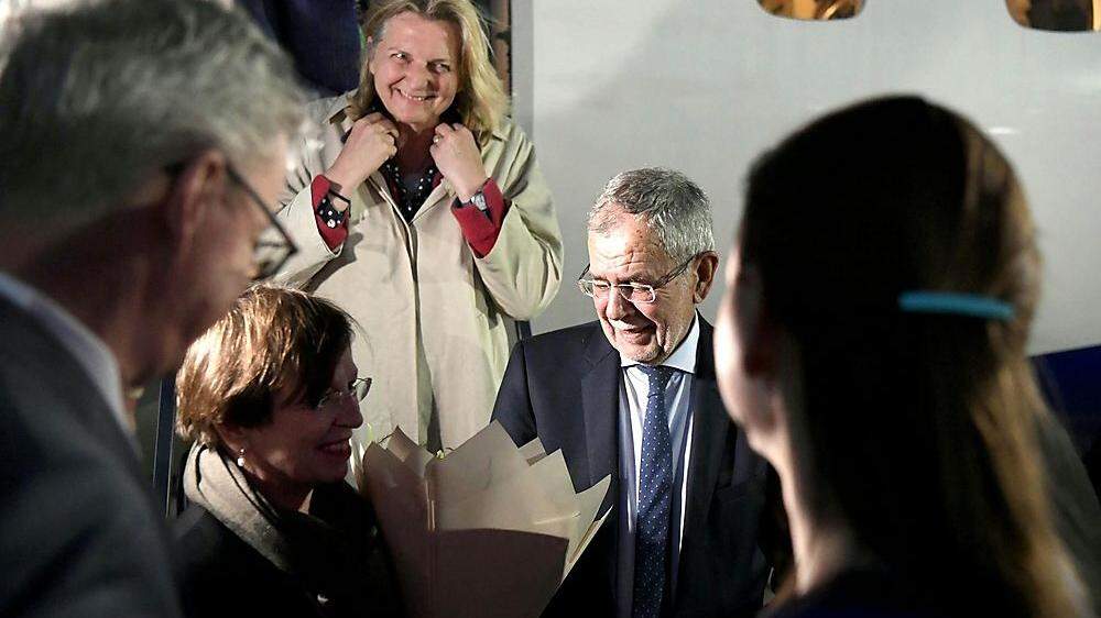 Botschafter Dmitry Lyubinskiy, Karin Kneissl, Doris Schmidauer und Alexander Van der Bellen am Dienstag,  bei der Ankunft am Flughafen in Sotschi