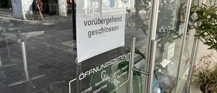 „Vorübergehend geschlossen“ steht seit einigen Tagen vor dem Café Schloffer