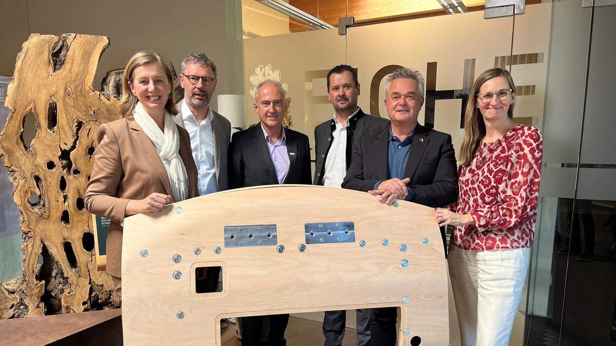 Hightech aus Holz: Landesrätin Barbara Eibinger-Miedl, Gerd Holzschlag (Steirische Wirtschaftsförderung SFG), Heinz Mayer (Geschäftsführer Joanneum Research), Martin Karner (Geschäftsführer Weitzer Group), Bürgermeister Ingo Reisinger und Bernadette Karner (Geschäftsführerin Weitzer Wood Vision) mit einer Fahrwerksverkleidung aus Holz, entwickelt für Siemens Mobility für Hochgeschwindigkeitszüge