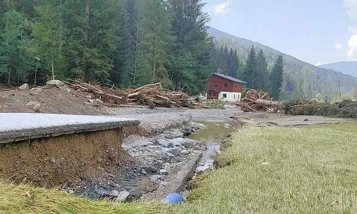 Die Straße im Bereich Innerteuchen wurde komplett weggerissen 