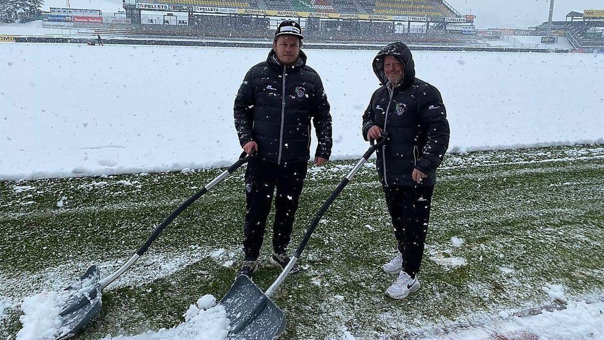 Die Zeugwarte Torsten Lenart und Bernhard Tatschl haben den Anfang übernommen