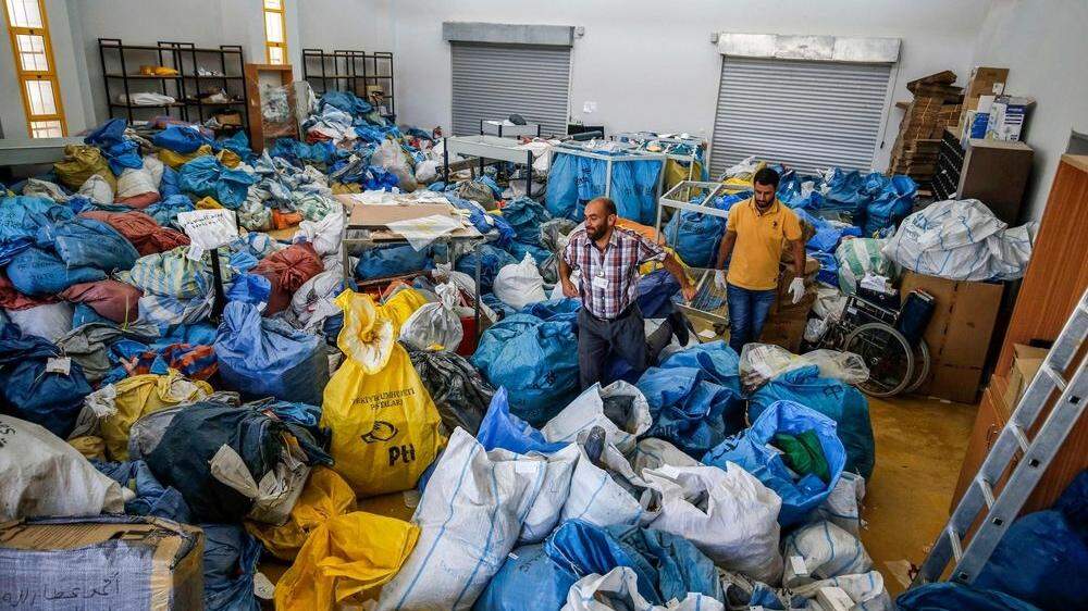 Nach bis zu acht Jahren Blockade durch israelische Behörden können mehr als zehn Tonnen Postsendungen an die Empfänger in den Palästinensergebieten ausgeliefert werden
