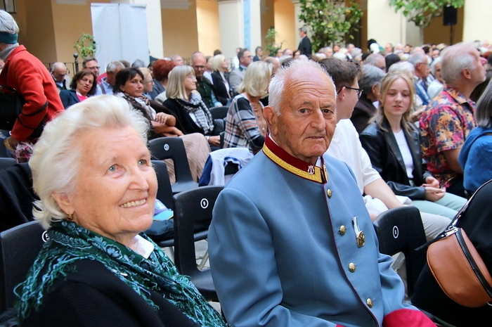 Doch ein Unfall bei Dreharbeiten und der damit verbundene Krankenhausaufenthalt zwei Tage vor dem Konzert verhinderten den Auftritt. Zum Glück konnte Musikvereins-Obmann Gerhard Puffing mit der Mezzosopranistin Stella Grigorian einen hochkarätigen Ersatz präsentieren, die Sängerin wurde am Klavier von Bela Koreny begleitet.
