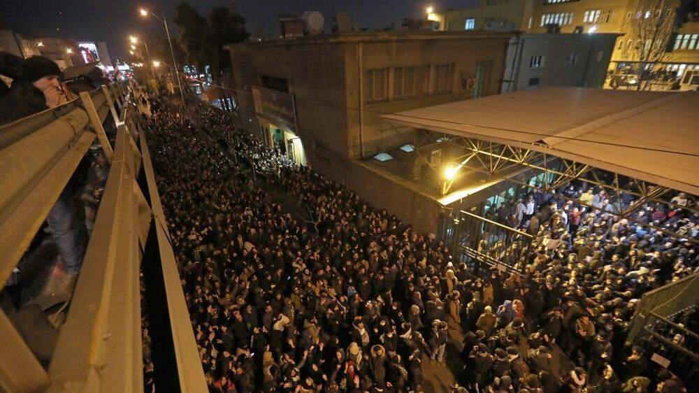 Iranische Studenten gedenken in Teheran in einem Massenprotest der 176 Opfer des Flugzeugabschusses