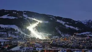 21.01.2024, Planai, Schladming, AUT, FIS Weltcup Ski Alpin, Slalom, Riesenslalom, Herren, Vorbereitungen, im Bild die mit Flutlicht beleuchtete Rennpiste auf der Planai, die Planai und der Ort Schladming // race piste, Planai and the village of Schladming prior to the Schladming FIS Ski Alpine World Cup 2024 at the Planai in Schladming, Austria on 2024/01/21. EXPA Pictures © 2024, PhotoCredit: EXPA/ Martin Huber 
