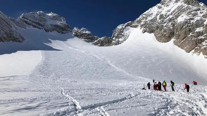 Es ist ein gewaltiger Lawinenabgang, die Schneemassen haben auf dem Dachstein ersten Informationen zufolge fünf Schneeschuhwanderer getötet.