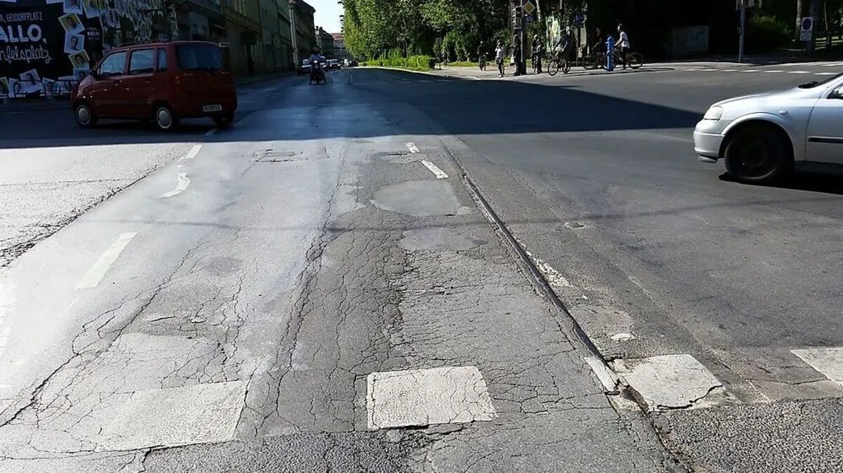 Straßenbahn am Geidorfplatz? Jahrzehnte nach der Einstellung der Linie 2 schimmern heute wieder die Schienen durch
