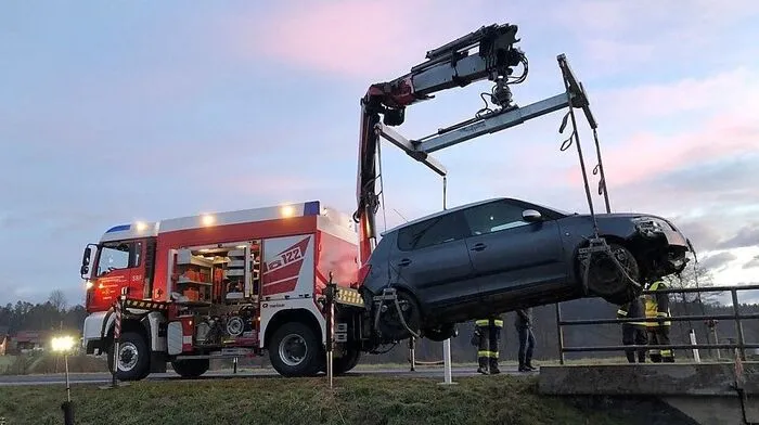 Die Feuerwehren bargen das Wrack mithilfe eines Krans