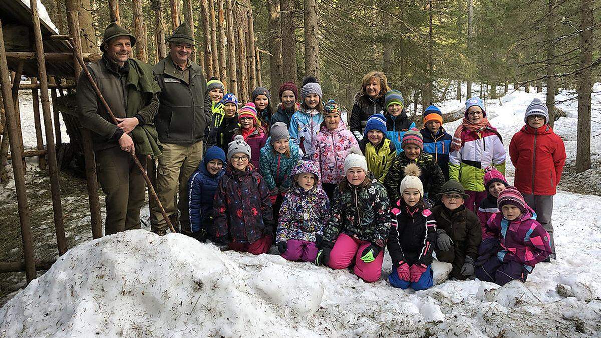 Harald Sint und Georg Moser erklären den Kindern, wie Wildtiere unbeschadet den Winter überstehen