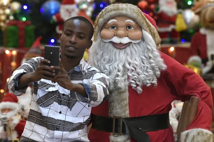 Von Finnland bis nach Kenia - wie hier auf dem Bild in Nairobi: Der Weihnachtsmann bringt in vielen Regionen der Welt die Geschenke und stimmt die Menschen auf das Weihnachtsfest ein.