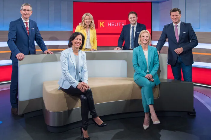Die „Kärnten heute“-Moderatorinnen und Moderatoren im neuen Studio v.l.n.r.: Bernhard Bieche, Sonja Kleindienst, Bernd Radler, Hannes Orasche, Ute Pichler, Angela Ellersdorfer-Truntschnig