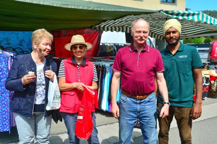 Nicht nur viele Besucher lockt der Markt an, auch allerlei traditionell Gestalten.