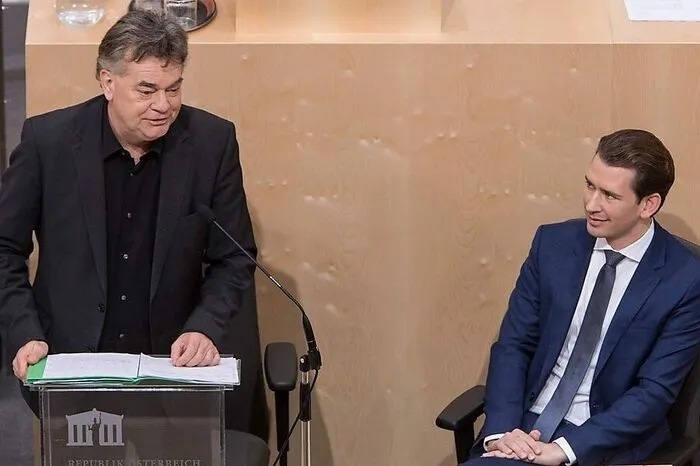 "Das hätte ich mir auch nicht gedacht, dass Sebastian Kurz - Danke schön - zur Pflichtverteidigung ausrückt." Kogler staunt ob der Harmoniedemonstration ... "Man merkt schon, dass da eine relativ kleine, aber umso besser abgestimmte Gruppe sämtliche Bücher im Regal hat. Insbesondere das von Machiavelli." - ... bleibt aber wachsam ...