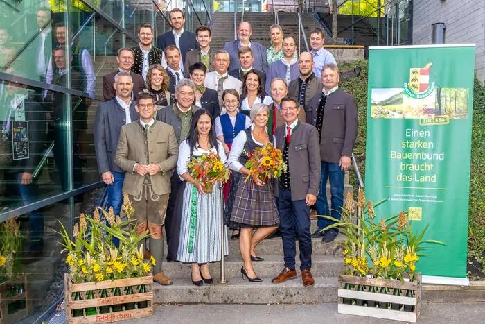 Am Landesbauertag wurde das neue Team des Bauernbundes rund um Landwirtschaftskammer-Präsident Siegfried Huber (vorne rechts) und Vizepräsidentin Astrid Brunner (vorne 2. von links) gewählt. Landeshauptmann-Stellvertreter Martin Gruber (vorne links) gratulierte