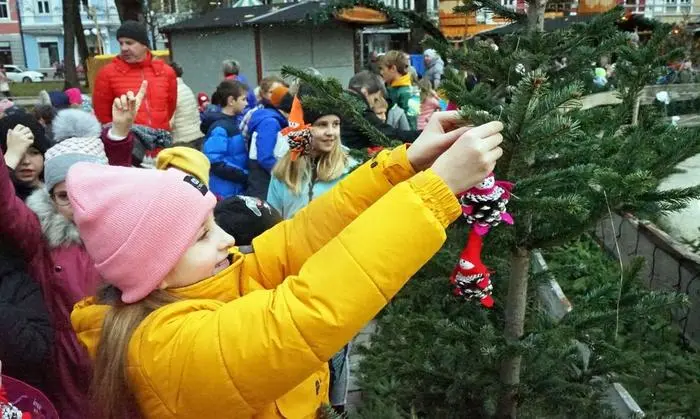 Die Spittaler Volksschulkinder durften die Christbäume rund um den Springbrunnen schmücken