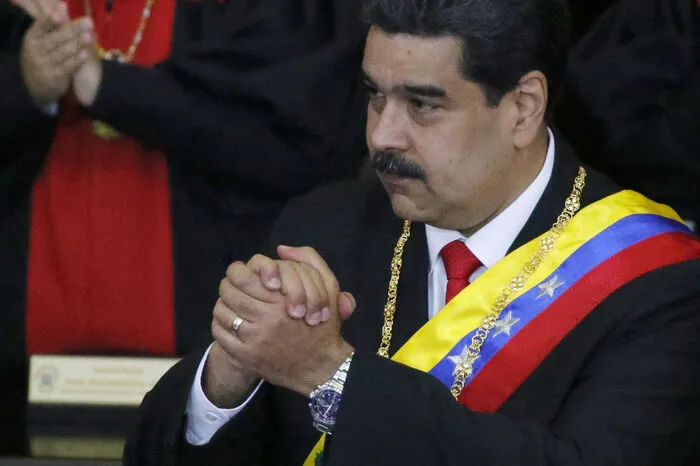 ... dem sozialistischen Staatschef Nicolas Maduro den Fehdehandschuh hingeworfen.