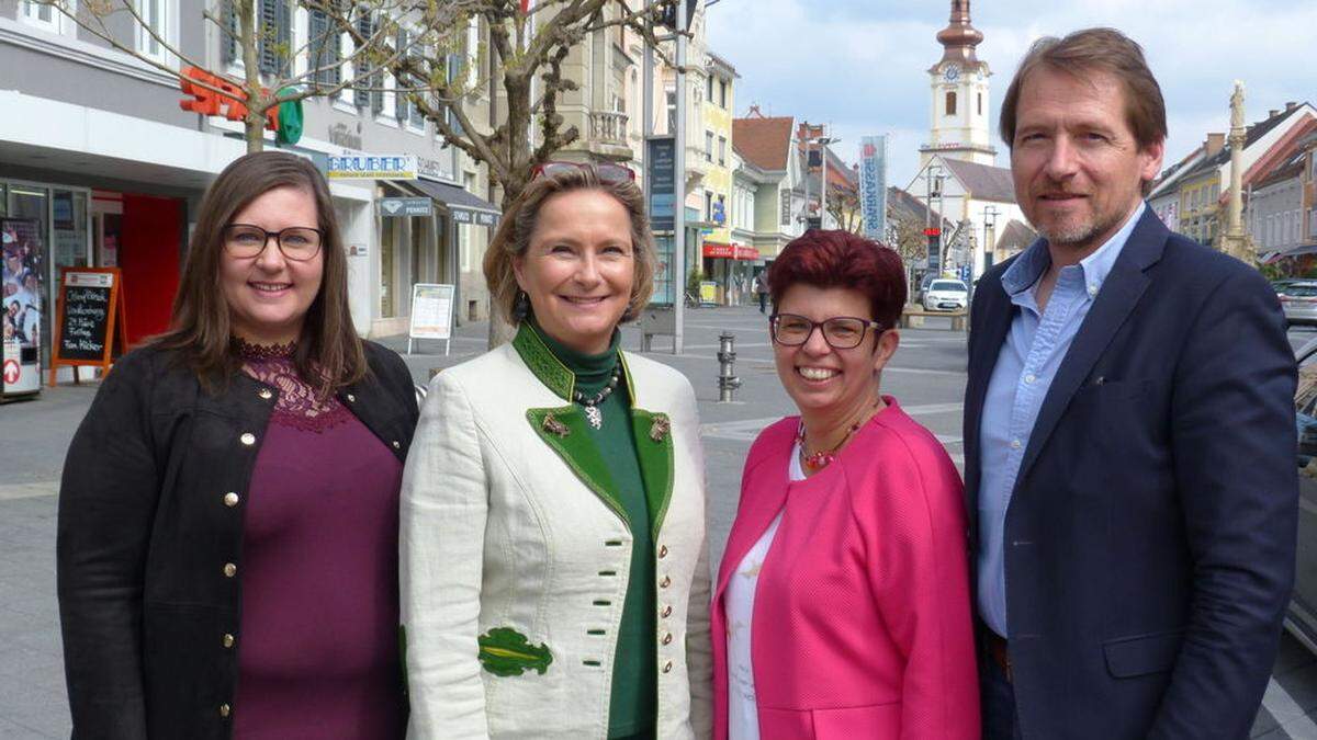 Bettina Vollath (2.v.l.) mit Elisabeth Koch, Bernadette Kerschler und Heinz Pieberl