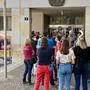Bereits vor offiziellen Start, stehen zahlreiche Leute Schlange für die Impfaktion im Rathaus