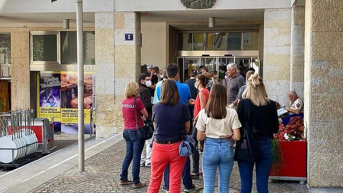 Bereits vor offiziellen Start, stehen zahlreiche Leute Schlange für die Impfaktion im Rathaus