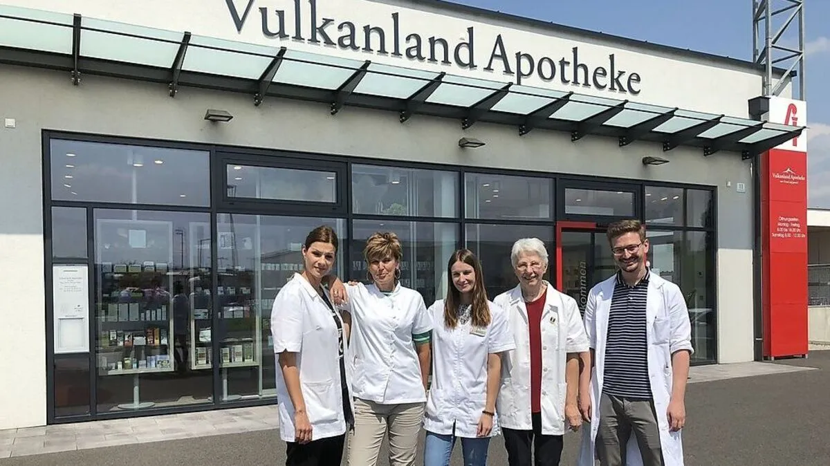 Das Team der neuen Vulkanland Apotheke im Einkaufszentrum in Mühldorf.