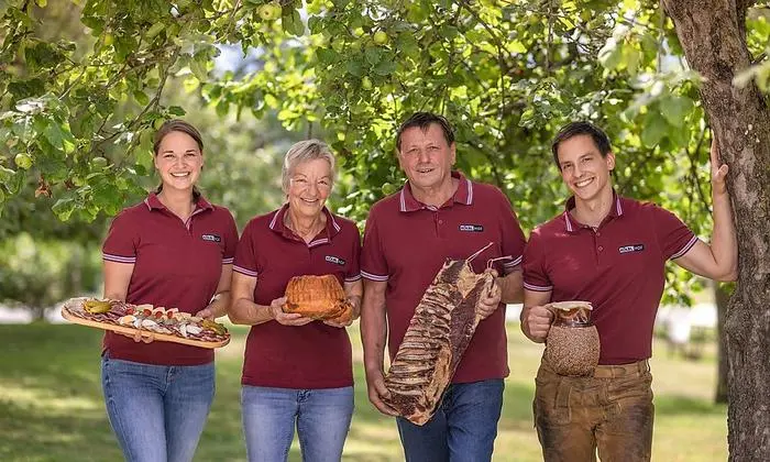 Familie Spieß serviert hauseigene Produkte am Maltschacher See