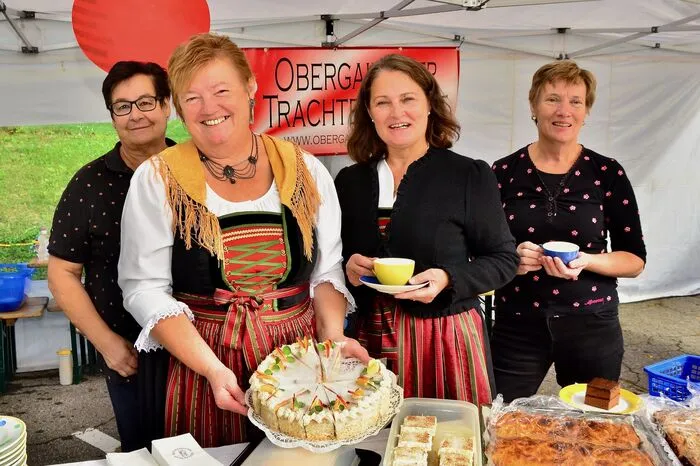 Obergailtaler Tracht traf auf süße Apfelspezialitäten