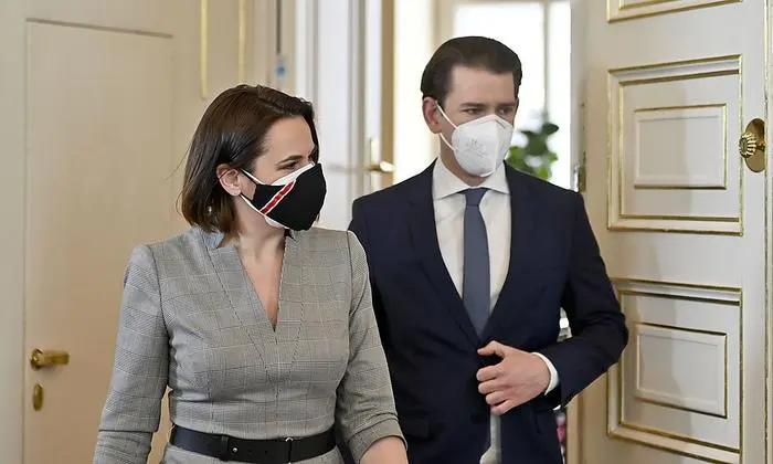 ABD0080_20210428 - WIEN - ÖSTERREICH: Bundeskanzler Sebastian Kurz (ÖVP) und die weißrussische Oppositionsführerin Swetlana Tichanowskaja (L) im Rahmen eines Treffens am Mittwoch, 28. April 2021, im Bundeskanzleramt in Wien. - FOTO: APA/HERBERT NEUBAUER