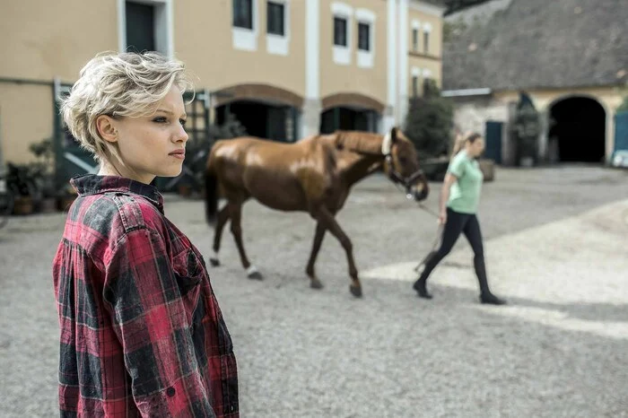 Hauptdarstellerin ist die junge österreichische Schauspielerin Julia Richter.