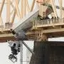 Rettung in Louisville: 40 Minuten hing ein Lkw von einer Brücke über dem Ohio River. Per Seilkonstruktion konnte die Lenkerin schließlich lebend geborgen werden.