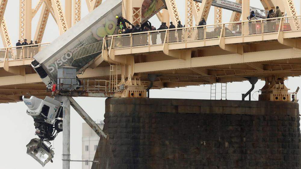 Rettung in Louisville: 40 Minuten hing ein Lkw von einer Brücke über dem Ohio River. Per Seilkonstruktion konnte die Lenkerin schließlich lebend geborgen werden.