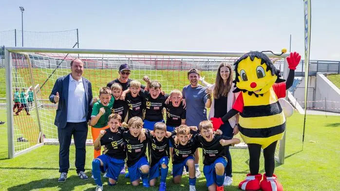 Die VS Feldkirchen jubelt über den Sieg beim Landesfinale des Raiffeisen Volksschulcups