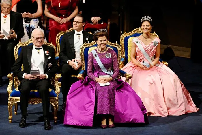 Die feierliche Zeremonie mit rund 1.560 geladenen Gästen wurde mit dem Einzug der königlichen Familie - neben König Carl XVI. Gustaf und Königin Silvia auch Kronprinzessin Victoria und Prinz Daniel - und dem schwedischen Königslied "Kungssången" eröffnet.