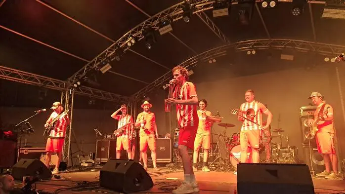 Eine Band beim Lienzer Sommerfest auf der Bühne