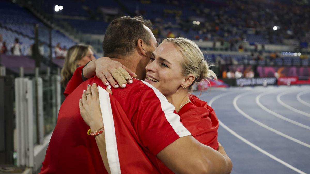 Victoria Hudson jubelt mit Gregor Högler