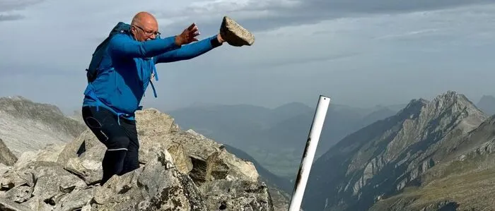 Die künstliche Erhebung, die den nun namenlosen Berg in der Venedigergruppe zum „3.000er“ machte, wurde ebenfalls entfernt