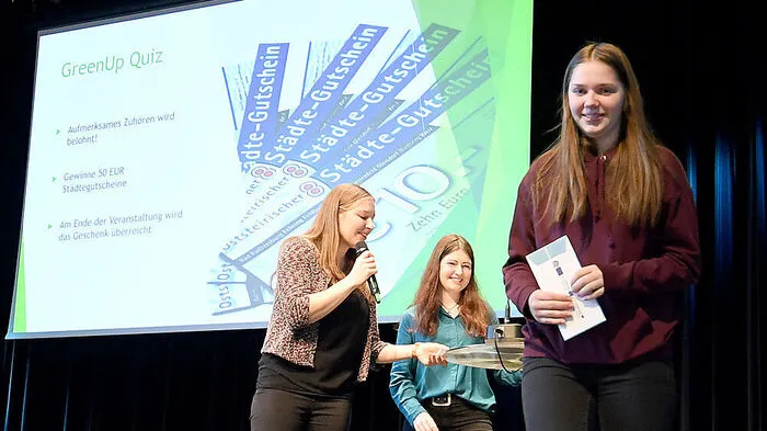 Martina Nöst, Ines Fachbach und eine der Gewinnerinnen beim GreenUp-Quiz