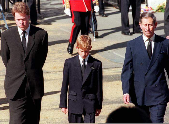 Harry am 6. September 1997 neben Dianas Bruder Earl Spencer und Prinz Charles