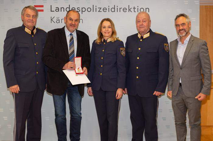 Gerhard Krassnig (2. von links) bekam das "Goldene Verdienstzeichen der Republik Österreich" verliehen