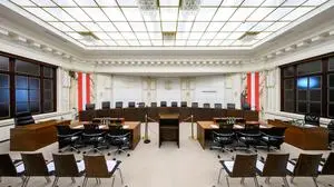 ABD0037_20250613 - WIEN - ÖSTERREICH: Der Verhandlungssaal im Rahmen einer öffentliche VfGH-Verhandlung zum Verbot des "Social Egg Freezing" im Verfahren zum Fortpflanzungsmedizingesetz am Freitag, 13. Juni 2025, in Wien. - FOTO: APA/MAX SLOVENCIK